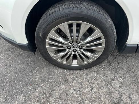 Used 2021 Toyota Venza XLE w/ Softex Package AWD/4WD image 9