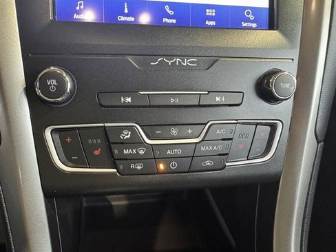 Used 2020 Ford Fusion SE image 22