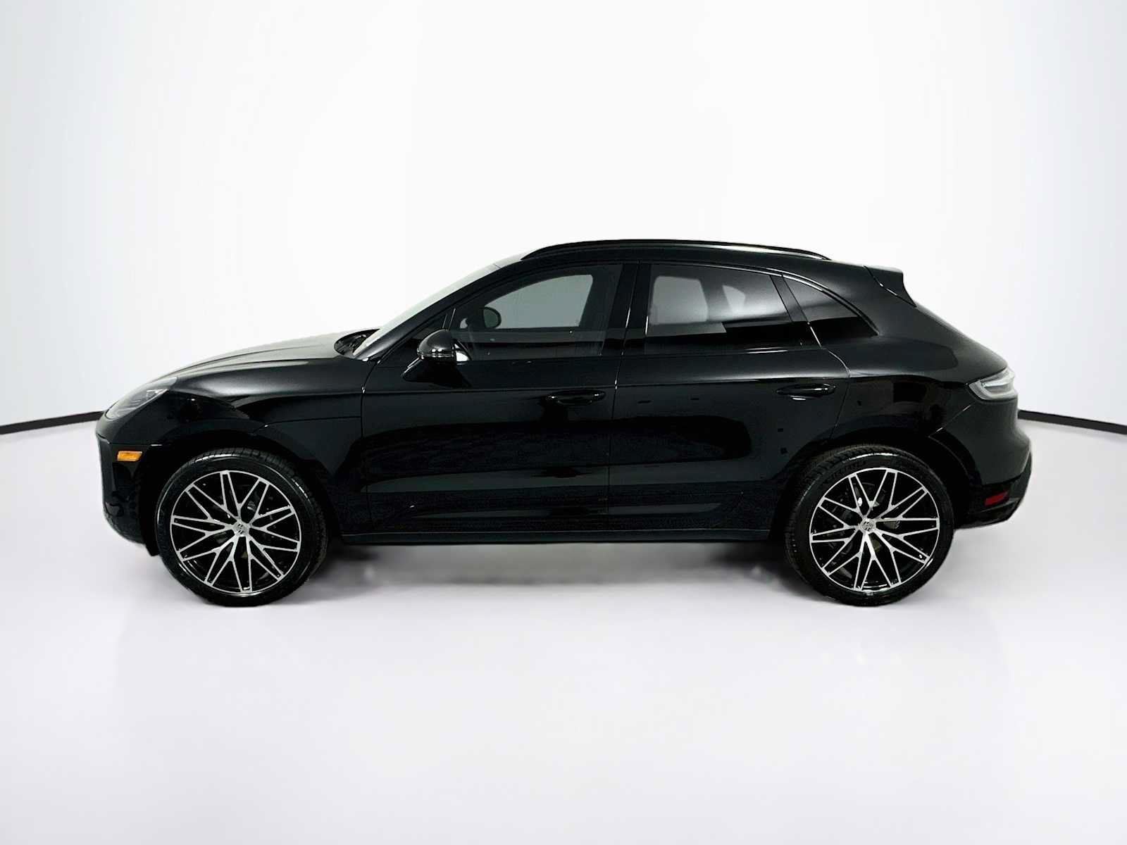 Certified 2025 Porsche Macan AWD/4WD image 2