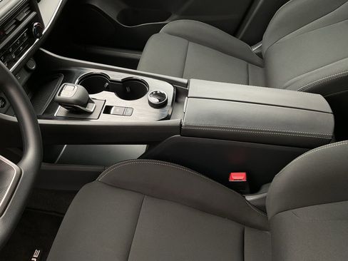 Used 2025 Nissan Rogue S image 32