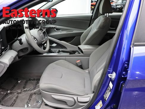 Used 2023 Hyundai Elantra SE w/ Preferred Accessory Package FWD image 14