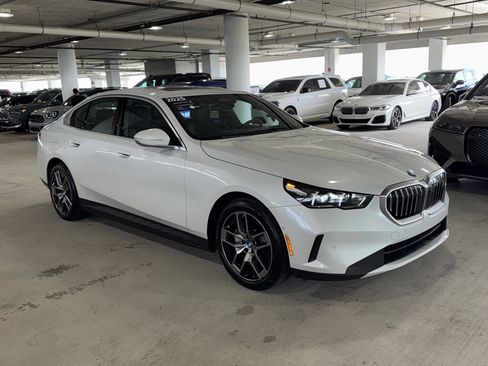 Used 2025 BMW i5 eDrive40i w/ Premium Package RWD image 2