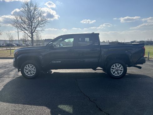 Used 2025 Toyota Tacoma SR5 image 6