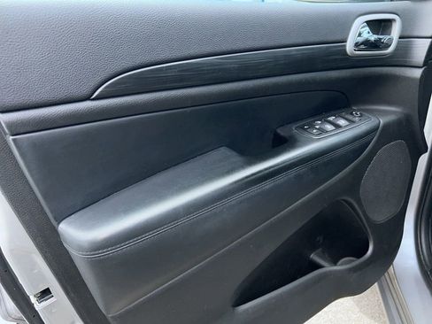 Used 2021 Jeep Grand Cherokee Laredo X AWD/4WD image 6