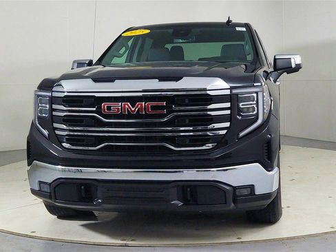 Used 2025 GMC Sierra 1500 SLT image 2