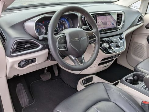 Used 2024 Chrysler Pacifica Touring-L FWD image 17