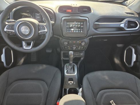 Used 2018 Jeep Renegade Latitude image 11