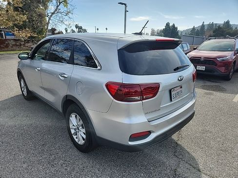 Used 2019 Kia Sorento LX image 3