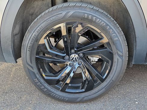 Used 2023 Volkswagen Atlas SE w/ Panoramic Sunroof Package image 3