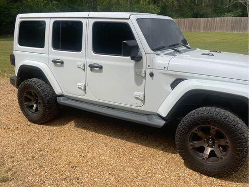 Used 2018 Jeep Wrangler Unlimited Sahara image 3