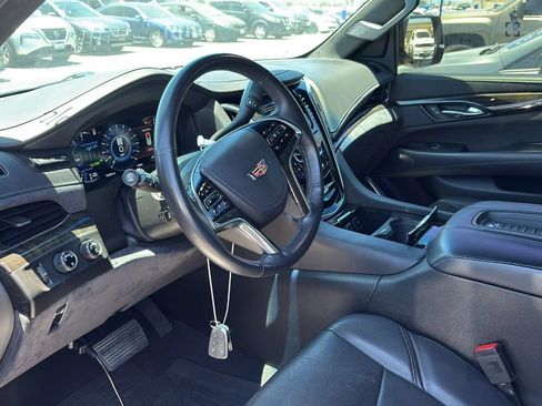 Used 2019 Cadillac Escalade Platinum AWD/4WD image 2