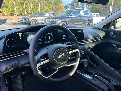 Used 2024 Hyundai Elantra SEL image 10