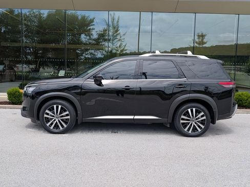 Used 2024 Nissan Pathfinder Platinum AWD/4WD image 2