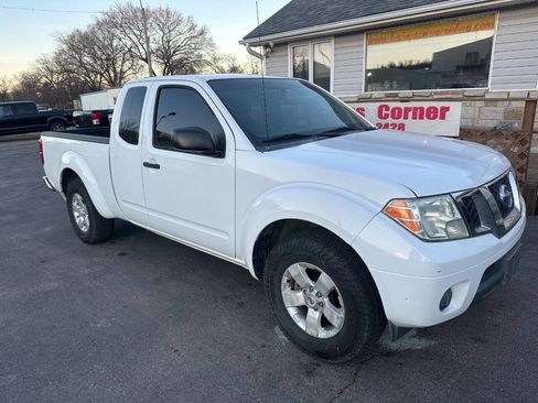 Used 2012 Nissan Frontier SV image 2