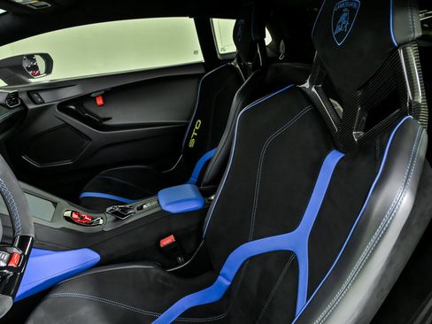Used 2022 Lamborghini Huracan STO image 21