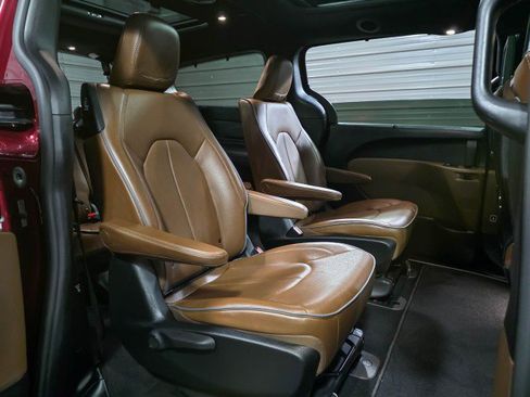 Used 2021 Chrysler Pacifica Limited w/ Uconnect Theater Family Group FWD image 24