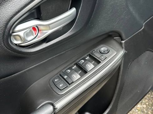 Used 2014 Jeep Cherokee Limited w/ Technology Group FWD image 11