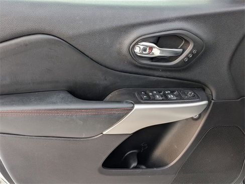 Used 2018 Jeep Cherokee Trailhawk image 14
