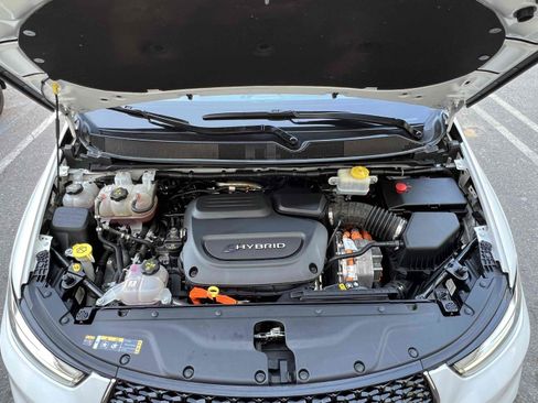 Used 2023 Chrysler Pacifica Touring-L image 28