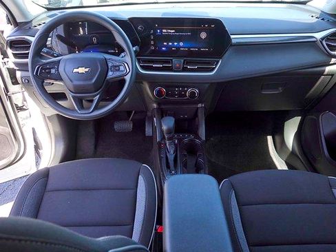 Used 2025 Chevrolet TrailBlazer LS w/ LS Convenience Package FWD image 11