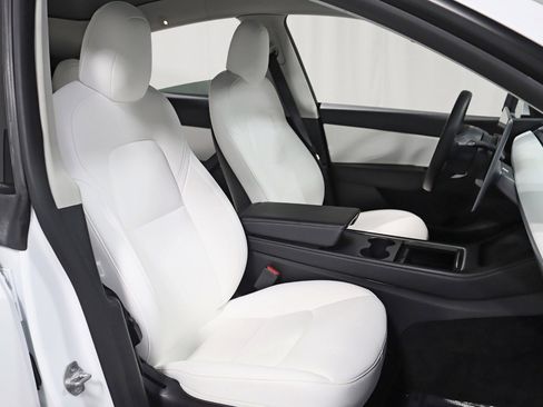 Used 2022 Tesla Model Y Long Range image 28