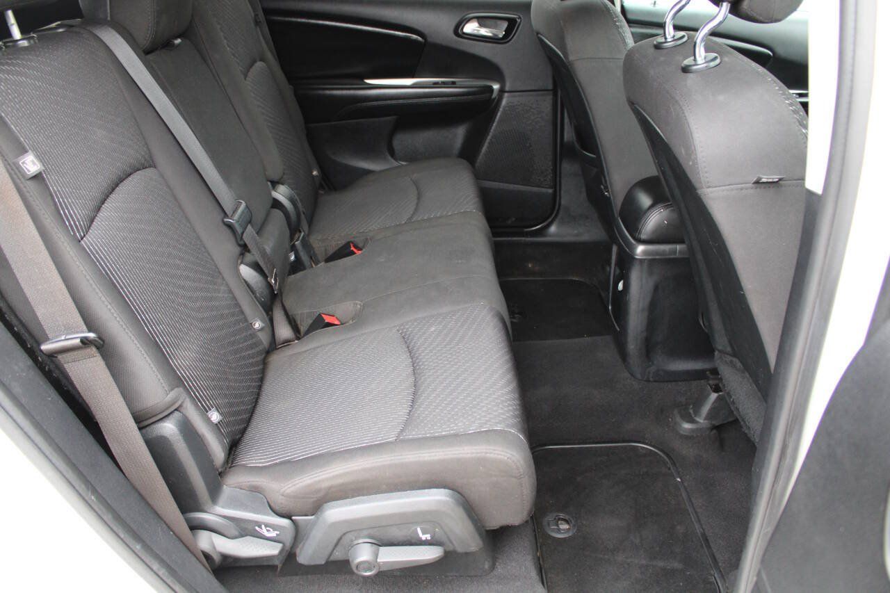 Used 2017 Dodge Journey SXT w/ Comfort/Convenience Group FWD image 6