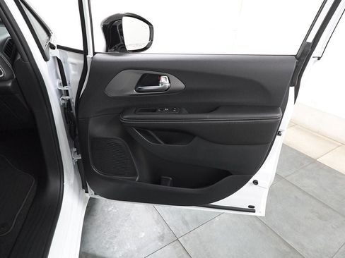 New 2027 Chrysler Pacifica Select FWD image 27