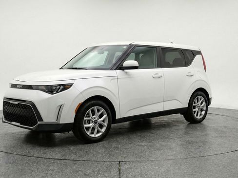 Used 2025 Kia Soul LX w/ LX Technology Package image 3