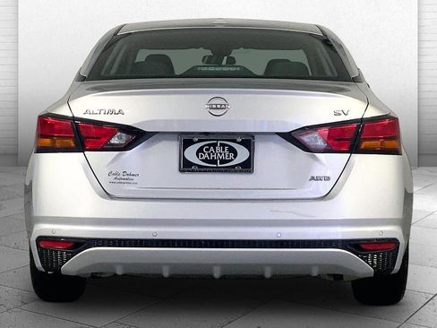 Used 2024 Nissan Altima 2.5 SV AWD/4WD image 3