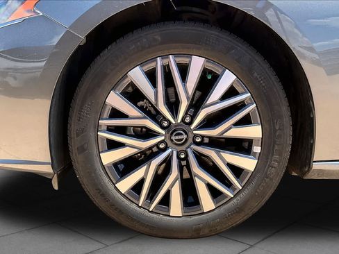 Used 2025 Nissan Altima 2.5 SV FWD image 10