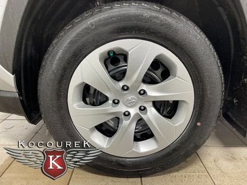 Used 2022 Toyota RAV4 LE AWD/4WD image 7