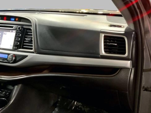 Used 2018 Toyota Highlander XLE AWD/4WD image 19