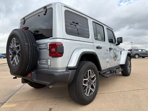 Used 2024 Jeep Wrangler Sahara image 22
