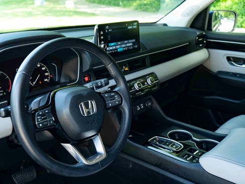 Used 2024 Honda Pilot Touring image 16
