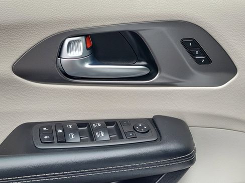 Used 2024 Chrysler Pacifica Touring-L image 19