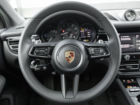 Certified 2025 Porsche Macan image 13