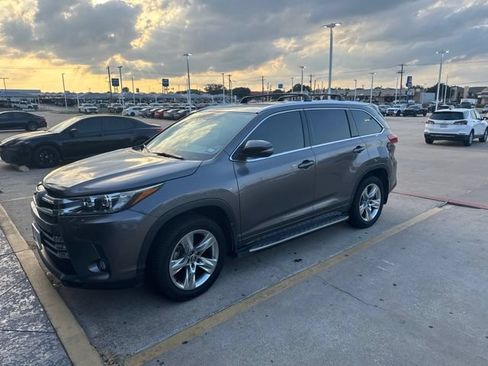 Used 2018 Toyota Highlander Limited FWD image 3