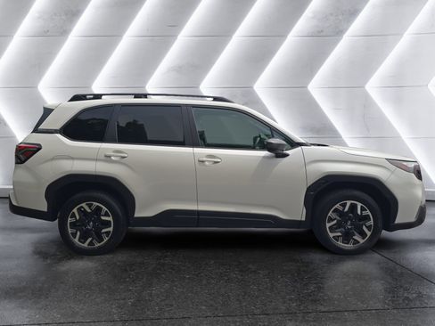 Used 2025 Subaru Forester Premium AWD/4WD image 6