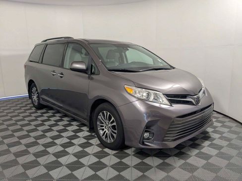 Used 2020 Toyota Sienna XLE w/ XLE Navigation Package FWD image 3
