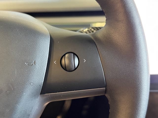 Used 2022 Tesla Model Y Long Range AWD/4WD image 23