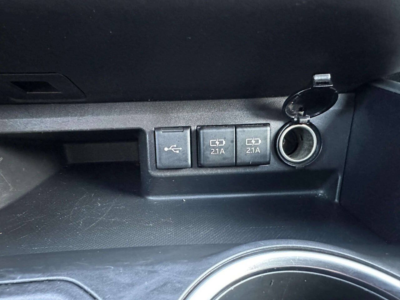 Used 2021 Toyota Highlander XLE AWD/4WD image 39