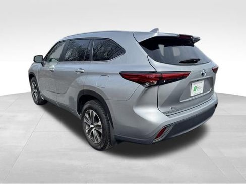 Used 2023 Toyota Highlander XLE AWD/4WD image 6