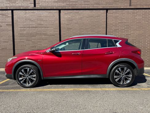 Used 2018 INFINITI QX30 Premium w/ Navigation Package image 2