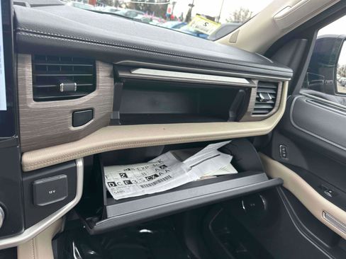 Used 2024 Ford Expedition Limited image 33