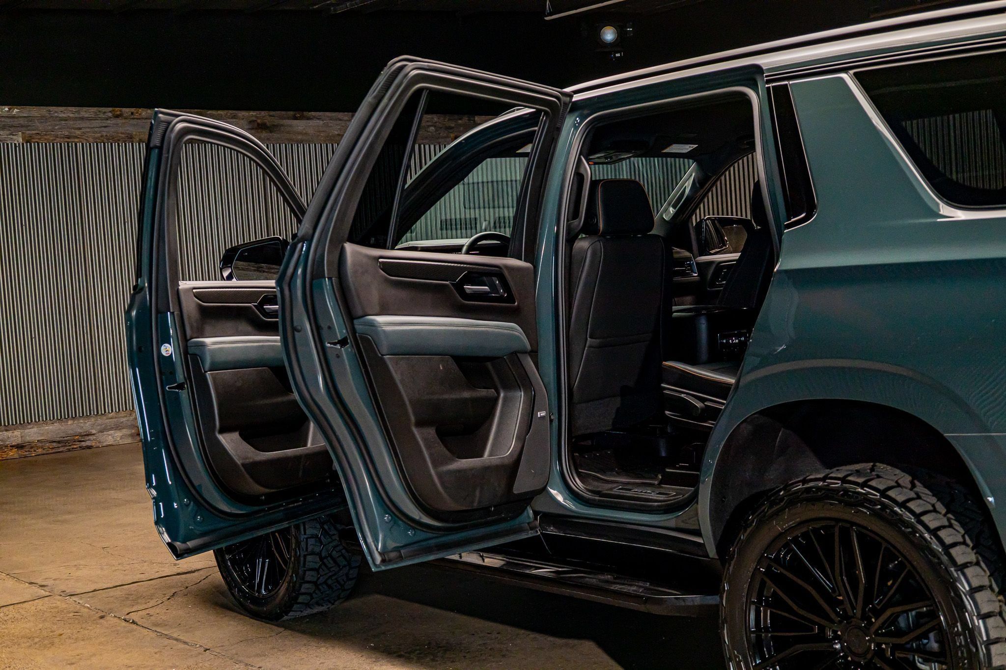 Used 2025 GMC Yukon AT4 w/ LPO, AT4 Appearance Package AWD/4WD image 29