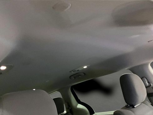 Used 2021 Chrysler Pacifica Touring image 27