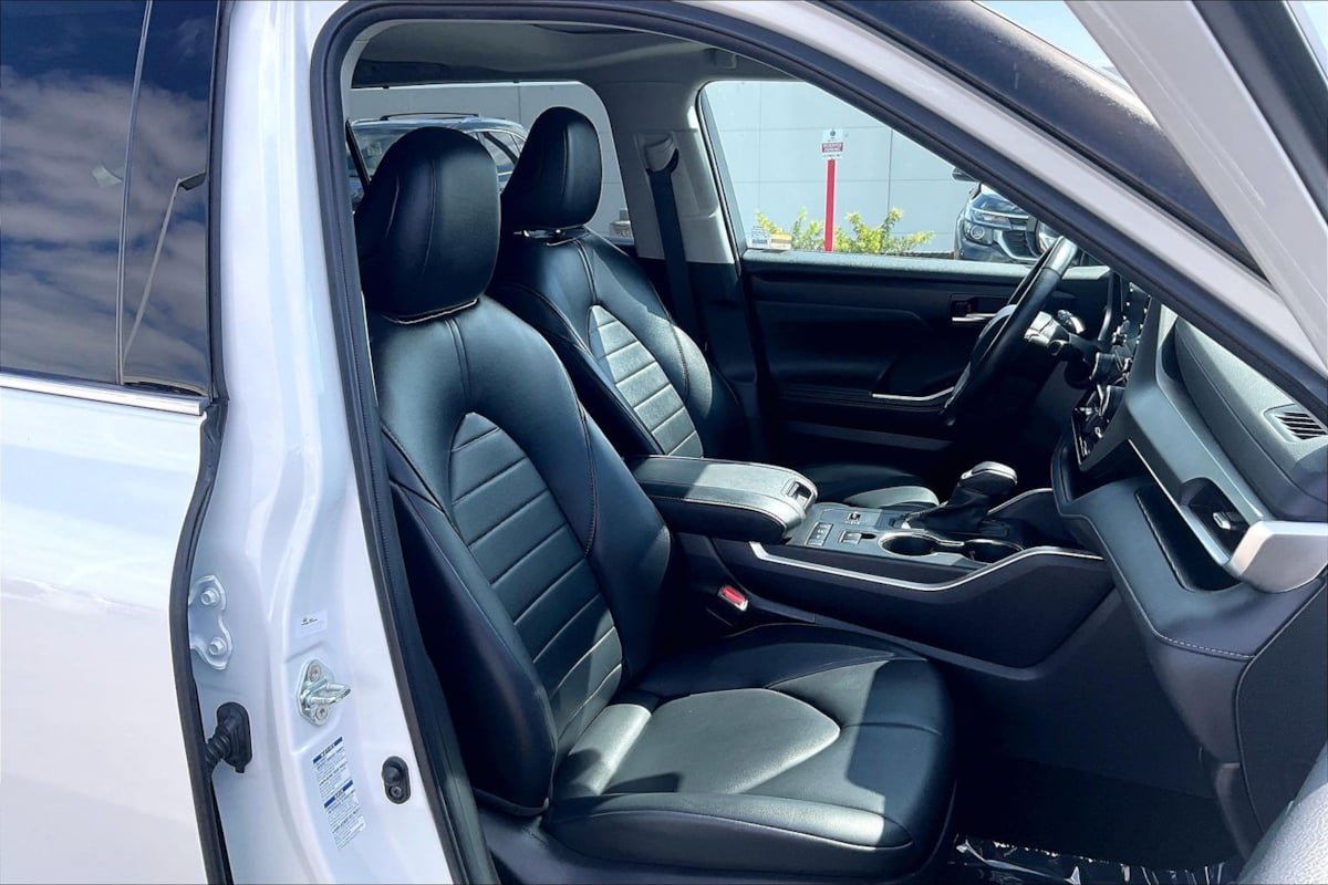 Used 2022 Toyota Highlander XLE AWD/4WD image 7