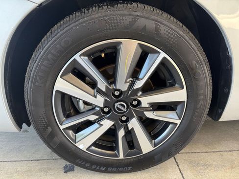 Used 2025 Nissan Versa SV FWD image 29