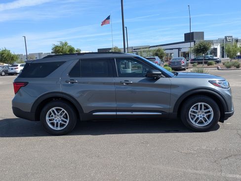 Used 2025 Ford Explorer Active w/ Active Comfort Package RWD image 7