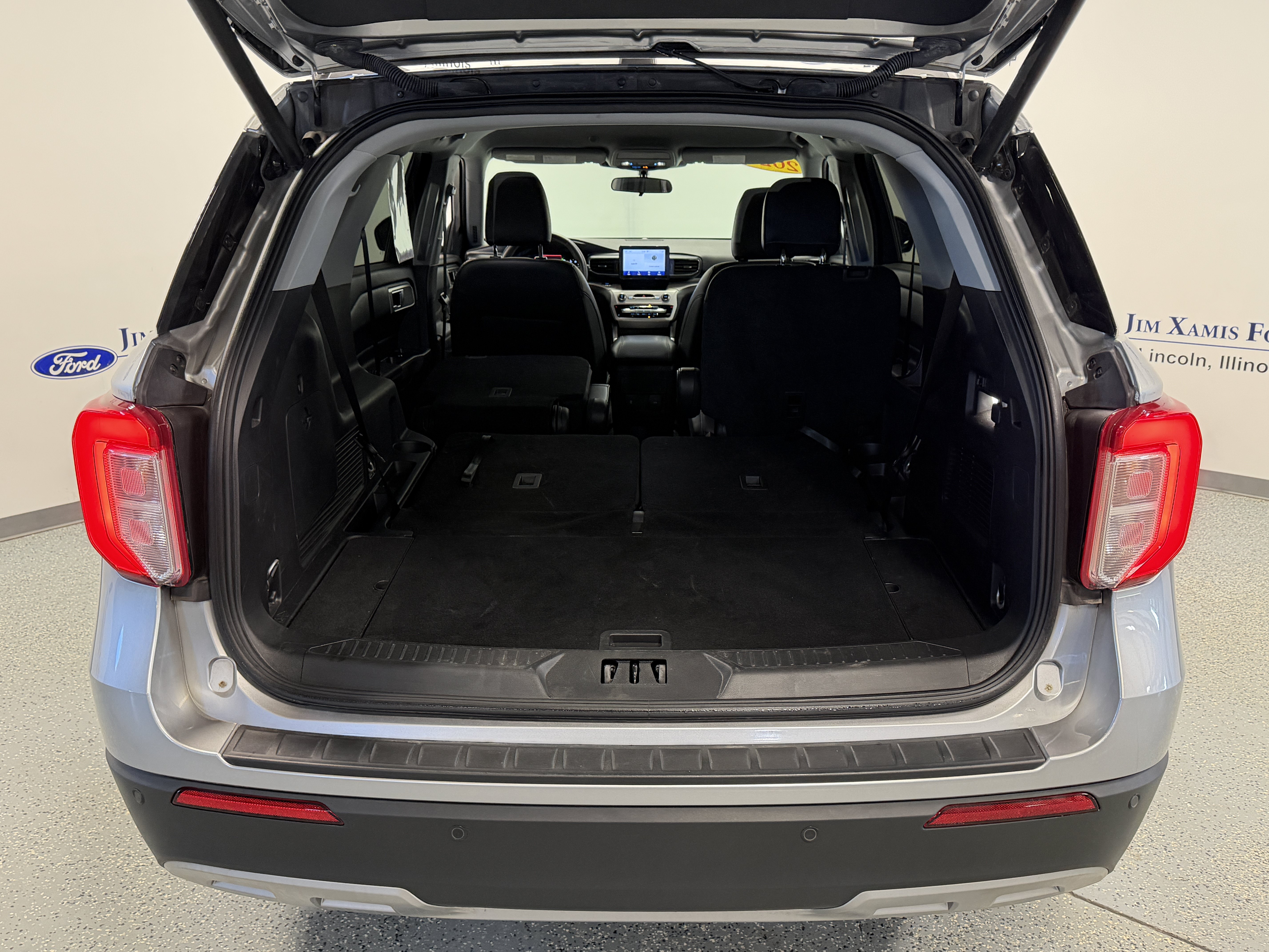 Used 2024 Ford Explorer XLT w/ Equipment Group 202A AWD/4WD image 26
